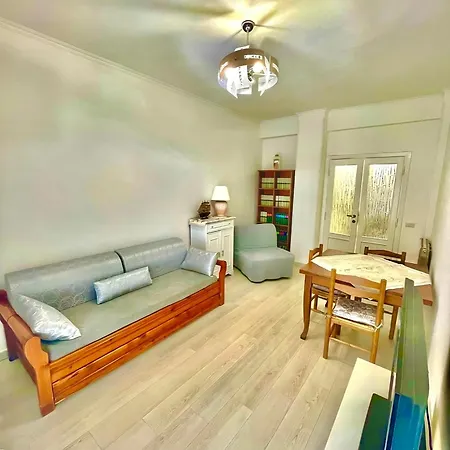 Grace's Mirror Рим